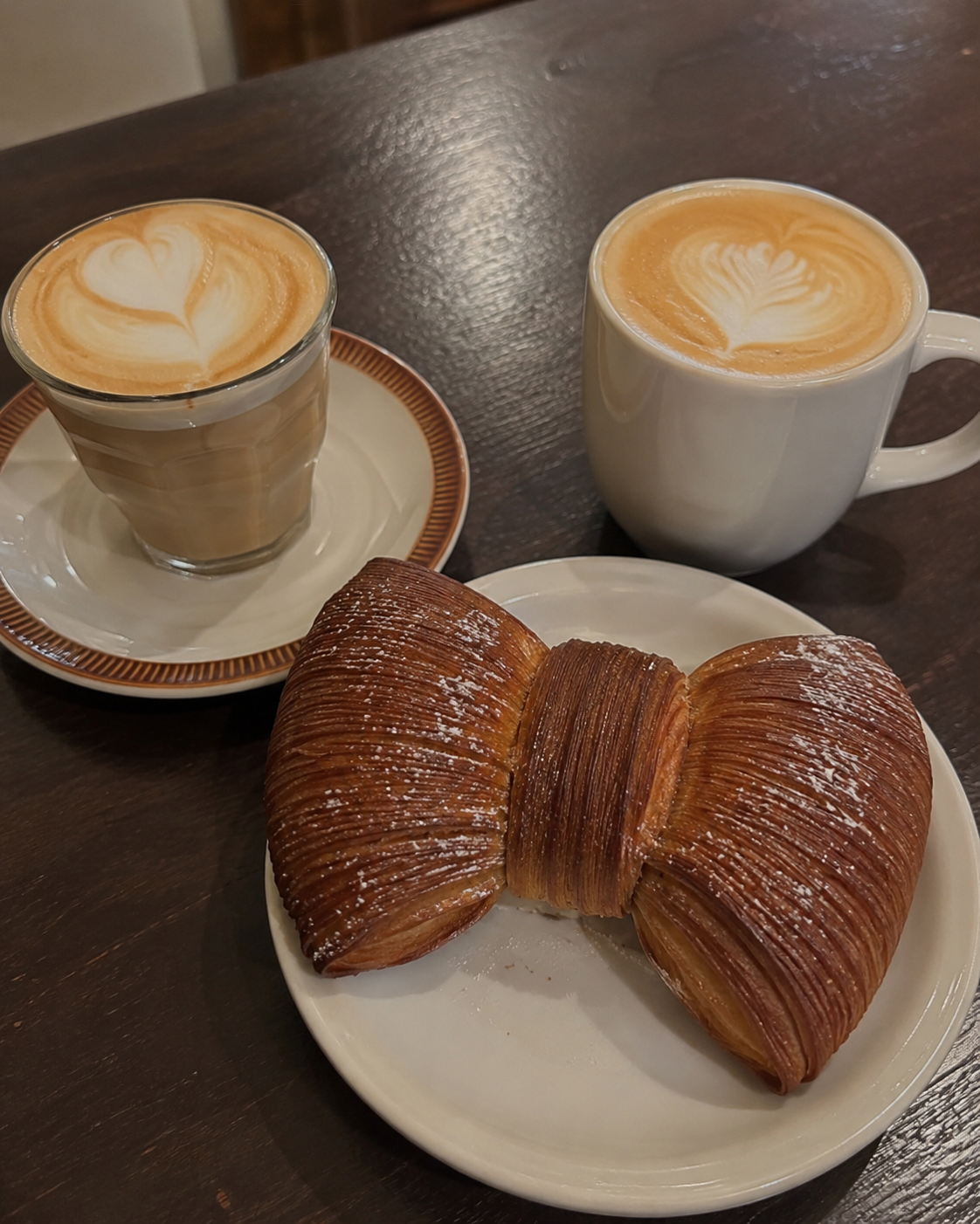 二杯のコーヒーと、ふんわり層になった焼き菓子